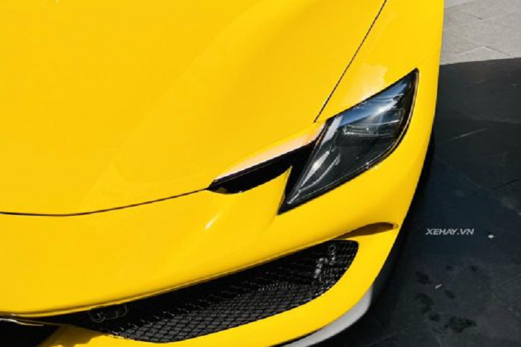 Hai bên vẫn có hốc gió để làm mát cho cỗ máy tăng áp bên trong. Ferrari 296 GTS được trang bị bộ mâm 5 chấu kép kích thước 20 inch sơn màu đen bóng, bên trong là đĩa phanh gốm carbon và kẹp phanh màu vàng, tone sur tone với màu ngoại thất. 