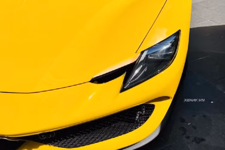 Hai bên vẫn có hốc gió để làm mát cho cỗ máy tăng áp bên trong. Ferrari 296 GTS được trang bị bộ mâm 5 chấu kép kích thước 20 inch sơn màu đen bóng, bên trong là đĩa phanh gốm carbon và kẹp phanh màu vàng, tone sur tone với màu ngoại thất. 