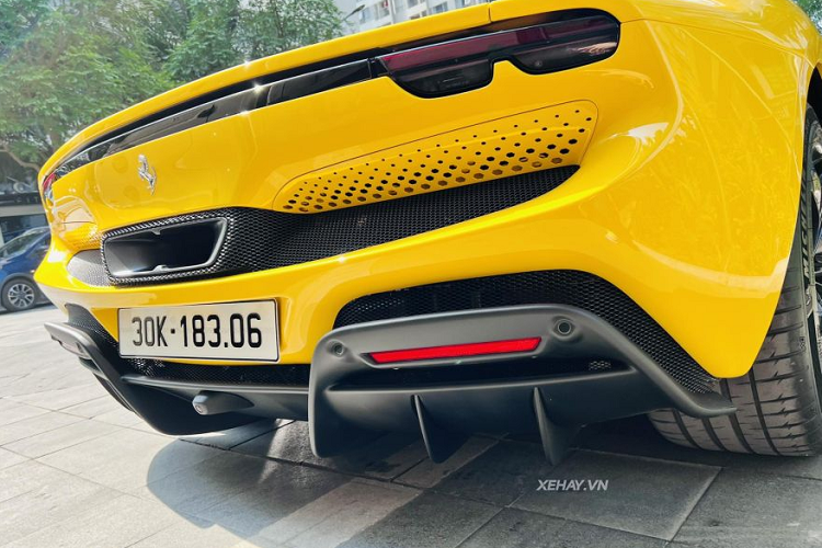 Tuy nhiên, xe chỉ sử dụng hệ dẫn động cầu sau thay vì dẫn động bốn bánh như Ferrari SF90. Theo công bố từ hãng, Ferrari 296 GTS bản tiêu chuẩn có giá bán khởi điểm khoảng 21 tỷ đồng. Với việc độ thêm nhiều chi tiết như mâm xe, màu sơn hay bọc da nội thất… chiếc siêu xe của đại gia Hà Thành có giá trị không dưới 20 tỷ đồng.