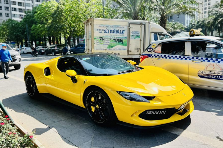 Chiếc siêu xe thường xuyên bị bắt gặp trên đường phố Hà Nội. Đây cũng là chiếc Ferrari 296 GTB đầu tiên ra biển trắng tại Việt Nam.