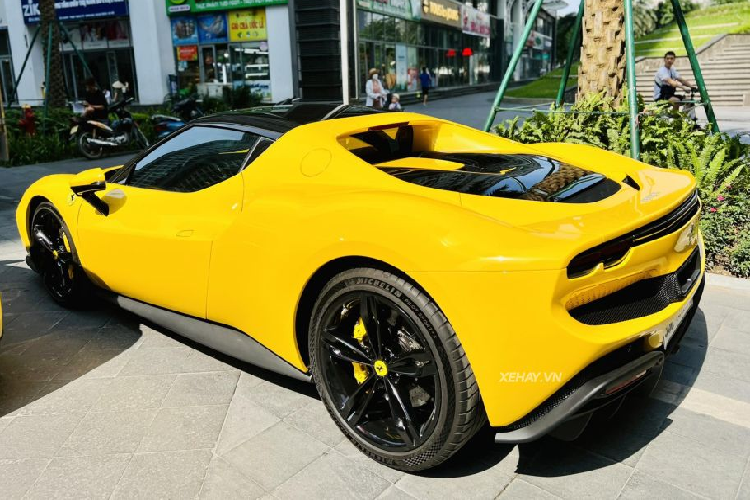 Các khe tản nhiệt được thiết kế nhỏ hơn trước. Xe có nắp động cơ được đặt nằm ngang khác với những mẫu 488 GTB hay F8 Tributo thường được thiết kế vuốt dần từ mui xe xuống đuôi xe. Kiểu thiết kế mới này cũng được áp dụng trên cả mẫu SF90 Spider/Stradale.