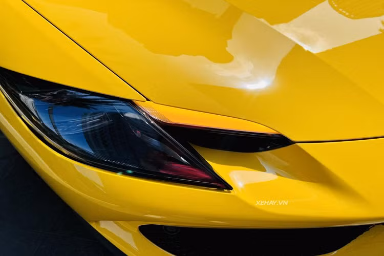 Phần đầu xe gây ấn tượng với hốc gió kéo dài, hai bên cản trước là khe gió nhỏ nhằm tăng khả năng làm mát cho hệ thống phanh. Chính giữa có thêm khe thoát gió để hướng luồng không khí xuống gầm xe. Xe sở hữu cụm đèn chiếu sáng có thiết kế sắc sảo gồm hai tầng LED, bên cạnh là đèn định vị cùng hốc gió nhỏ.