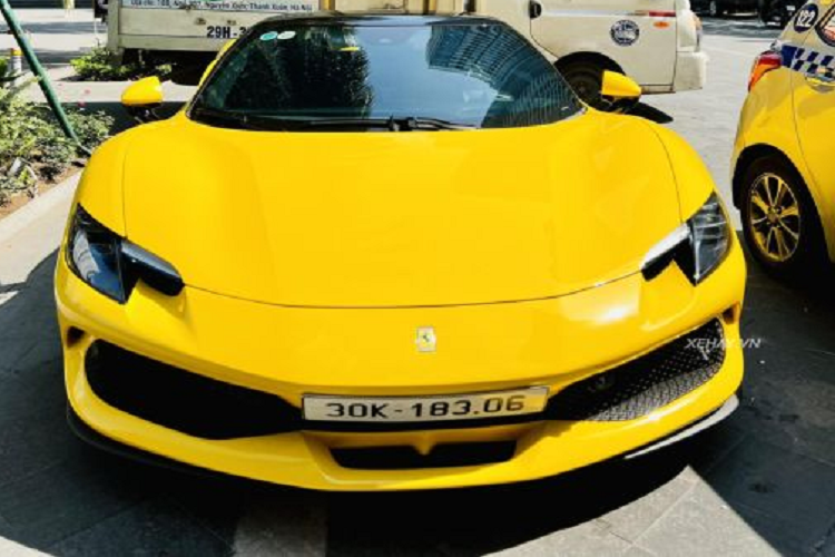 Chiếc siêu xe Ferrari 296 GTB này sở hữu ngoại thất màu vàng bóng nổi bật, có tên Gialo Modena. Màu sơn này là một trong những tùy chọn màu sơn tiêu chuẩn của thương hiệu “ngựa chồm Ý”.