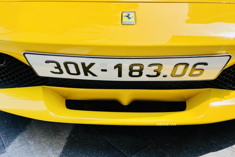 Líp cản trước của xe được làm bằng vật liệu composite nhẹ thay vì chất liệu carbon đắt đỏ. Chiếc Ferrari 296 GTB này có thân xe mượt mà, không cắt xẻ bởi các đường gân táo bạo. Tay nắm cửa cũng được thiết kế ẩn vào thân xe giúp tăng tính khí động học.