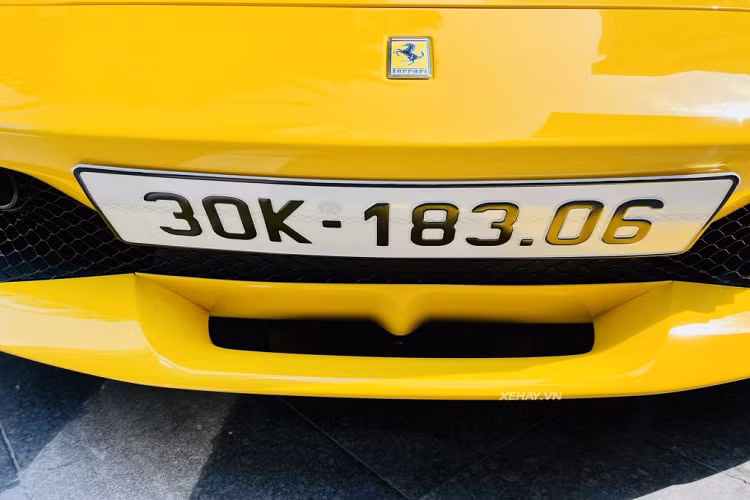 Líp cản trước của xe được làm bằng vật liệu composite nhẹ thay vì chất liệu carbon đắt đỏ. Chiếc Ferrari 296 GTB này có thân xe mượt mà, không cắt xẻ bởi các đường gân táo bạo. Tay nắm cửa cũng được thiết kế ẩn vào thân xe giúp tăng tính khí động học.