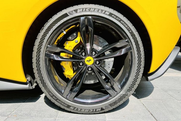 Phía đuôi xe có cụm đèn hậu được thiết kế đơn giản giống mẫu Ferrari Roma. Hệ thống ống xả hướng ra chính giữa. Bộ khuếch tán đậm chất thể thao được sơn đen làm bằng vật liệu composite nhẹ thay vì tùy chọn sợi carbon đắt tiền.