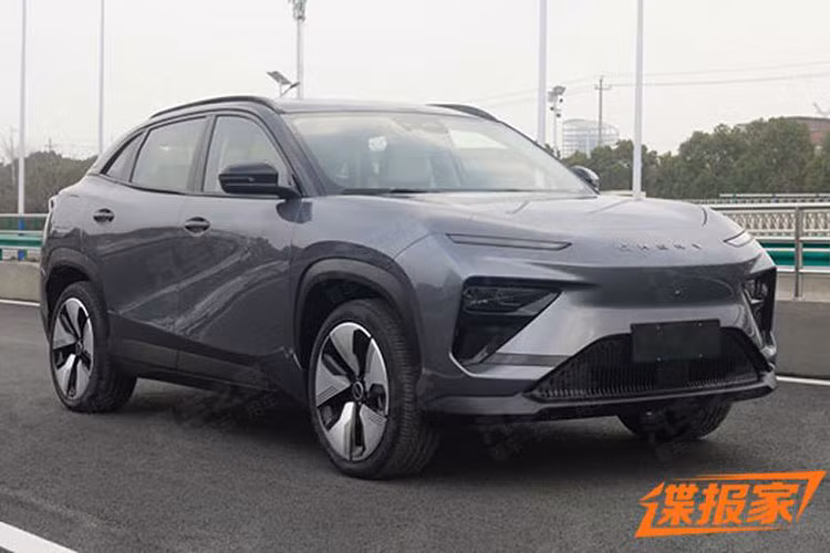 Mới đây, trên cơ sở dữ liệu của Bộ Công nghiệp và Công nghệ Thông tin Trung Quốc (MIIT) đã xuất hiện thông tin về việc hãng xe Chery đã đăng ký một chiếc SUV cỡ trung chạy hoàn toàn bằng điện mang tên gọi eQ7 đã nhanh chóng nhận được sự quan tâm. Nếu về Việt Nam, Chery eQ7 2024 mới sẽ là đối thủ của VinFast VF8.