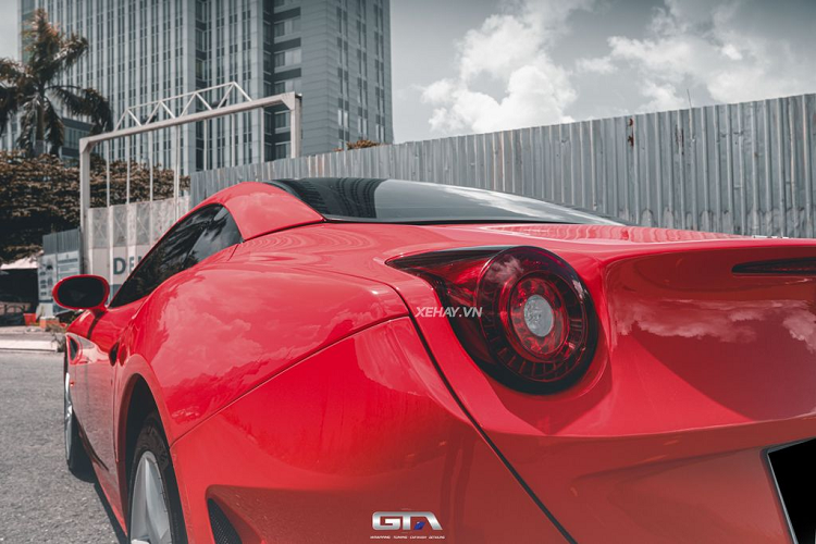 Ferrari California T thuộc thế hệ thứ 2 của dòng siêu xe mui trần California. Trong đó, chữ T là viết tắt của từ "Turbocharged" nhằm ám chỉ động cơ tăng áp kép mạnh mẽ trên thế hệ mới.