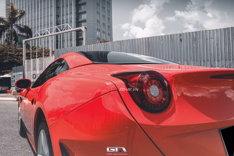 Ferrari California T thuộc thế hệ thứ 2 của dòng siêu xe mui trần California. Trong đó, chữ T là viết tắt của từ "Turbocharged" nhằm ám chỉ động cơ tăng áp kép mạnh mẽ trên thế hệ mới.