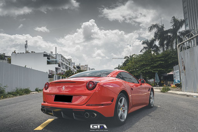 Đó là cỗ máy V8 3,9 lít sản sinh công suất tối đa 552 mã lực và 755Nm mô-men xoắn cực đại, kết hợp cùng hộp số ly hợp kép 7 tốc độ tương tự xe đua F1. Xe có thể tăng tốc từ 0 - 100 km/h chỉ trong 3,6 giây, trước khi cán vận tốc tối đa 315 km/h. Mức giá xe Ferrari California T mới về Việt Nam này cưa được công bố.