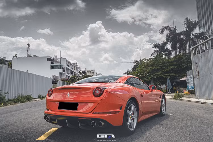 Đó là cỗ máy V8 3,9 lít sản sinh công suất tối đa 552 mã lực và 755Nm mô-men xoắn cực đại, kết hợp cùng hộp số ly hợp kép 7 tốc độ tương tự xe đua F1. Xe có thể tăng tốc từ 0 - 100 km/h chỉ trong 3,6 giây, trước khi cán vận tốc tối đa 315 km/h. Mức giá xe Ferrari California T mới về Việt Nam này cưa được công bố.