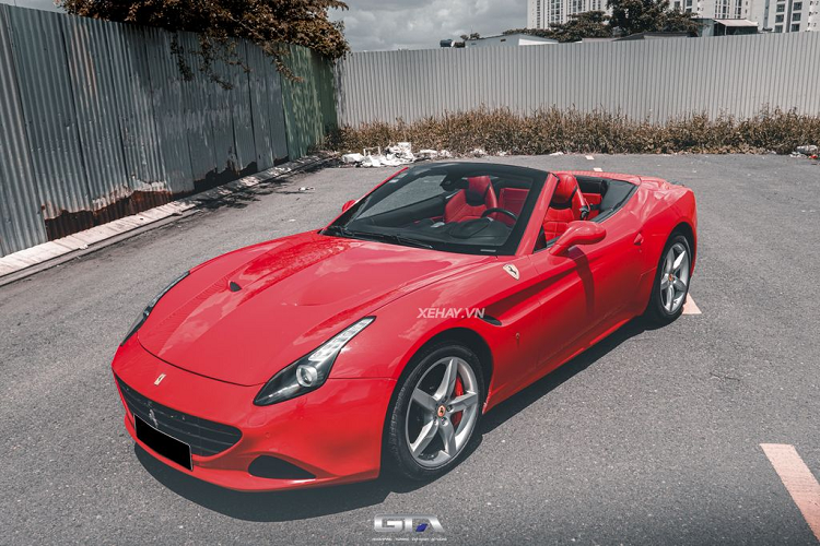 Theo tìm hiểu, chiếc Ferrari California T mới về Việt Nam cách đây không lâu. Xe về nước theo diện nhập khẩu tư nhân và hiện thuộc sở hữu của một đại gia ngoài Hà Nội. Như vậy, cả dải đất hình chữ S hiện chỉ có đúng 3 chiếc Ferrari California T, bao gồm cả chiếc xe trong bài.