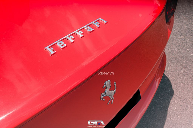 Một tính năng thú vị khác trên Ferrari California T là mui xếp cứng có thể mở ra đơn giản với thao tác ấn nút gọn gàng, quá trình này diễn ra trong khoảng 16 giây. Tính năng này có thể hoạt động ở tốc độ dưới 45 km/h.