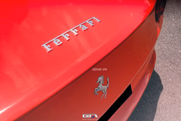 Một tính năng thú vị khác trên Ferrari California T là mui xếp cứng có thể mở ra đơn giản với thao tác ấn nút gọn gàng, quá trình này diễn ra trong khoảng 16 giây. Tính năng này có thể hoạt động ở tốc độ dưới 45 km/h.