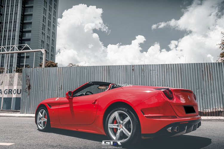 Điểm nhấn của California T là các đèn pha góc cạnh và ống xả đặt nằm ngang thay vì kiểu dựng đứng như thế hệ đầu tiên. Bên trong cabin, chiếc xe trong bài có nội thất cùng màu với ngoại thất và có điểm nhấn là một số chi tiết màu đen