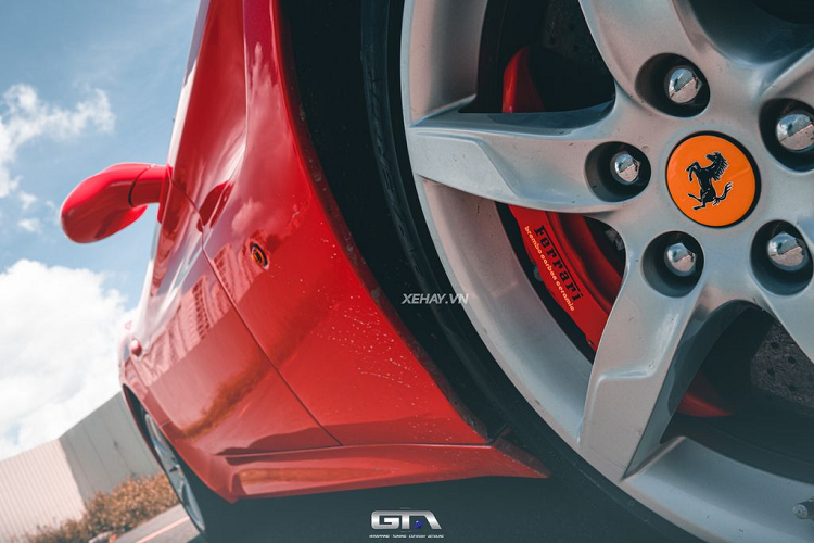 Một số tiện ích hiện đại có thể kể đến trên Ferrari California T gồm: màn hình cảm ứng 6,5 inch cùng hệ thống giải trí Apple CarPlay ở bảng điều khiển trung tâm. Bên cạnh đó, xe cũng được trang bị thêm hàng loạt các công nghệ hiện đại khác như: hệ thống giảm xóc, hệ thống phanh, hệ thống lái mới.... .