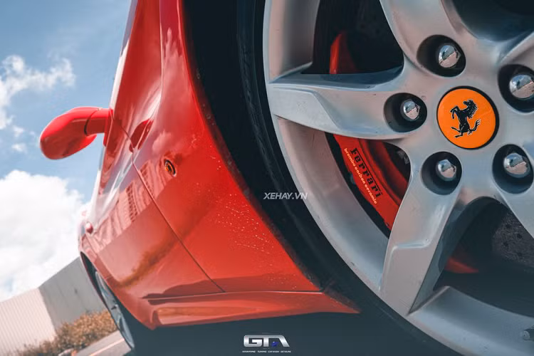 Một số tiện ích hiện đại có thể kể đến trên Ferrari California T gồm: màn hình cảm ứng 6,5 inch cùng hệ thống giải trí Apple CarPlay ở bảng điều khiển trung tâm. Bên cạnh đó, xe cũng được trang bị thêm hàng loạt các công nghệ hiện đại khác như: hệ thống giảm xóc, hệ thống phanh, hệ thống lái mới.... .