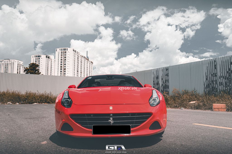 So với 2 chiếc xe về nước trước, “ngựa chồm” trong bài khác biệt với màu sơn ngoại thất đỏ tươi. Phải nói bộ cánh màu đỏ rất hợp với siêu xe Ferrari California T, từng đường nét thiết kế của siêu xe được tôn lên rõ rệt.