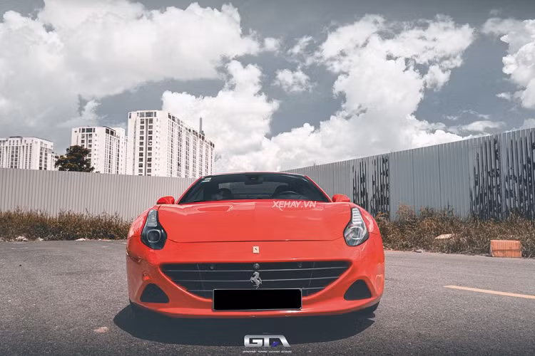 So với 2 chiếc xe về nước trước, “ngựa chồm” trong bài khác biệt với màu sơn ngoại thất đỏ tươi. Phải nói bộ cánh màu đỏ rất hợp với siêu xe Ferrari California T, từng đường nét thiết kế của siêu xe được tôn lên rõ rệt.