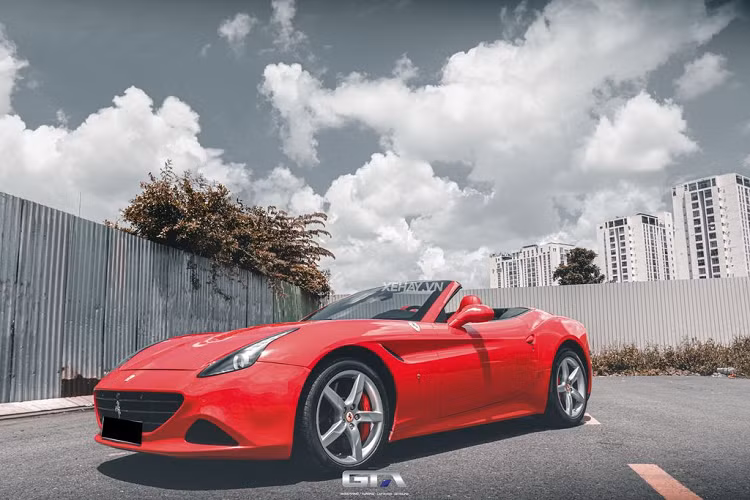 Không chỉ có khác biệt về màu “áo”, Ferrari California T mới về nước còn có “dấu ấn riêng” là bộ mâm 5 chấu đơn giản thay vì bộ mâm xe hình ngôi sao. Đi kèm với đó là cùm phanh màu đỏ “ton-sour-ton” với màu “áo”.