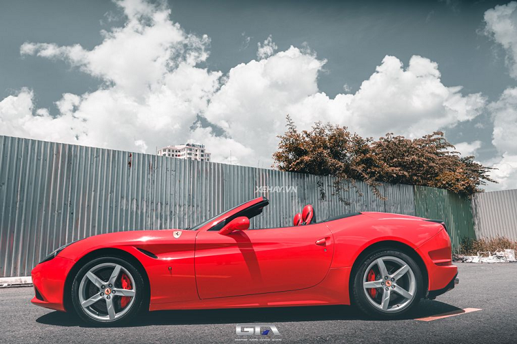 Về kiểu dáng bên ngoài, "siêu ngựa" có chiều dài x rộng x cao lần lượt là 4.570 x 1.910 x 1.322 mm, với kích thước hợp lý cùng ngoại hình đậm chất khí động học, "ngựa chồm" từ nước Ý dễ dàng chinh phục bất cứ khách hàng khó tính nào.