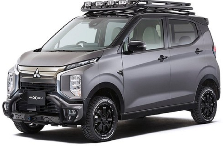 Được gọi bằng cái tên Mitsubishi eK Cross EV Smooth x Tough, chiếc xe độ này mang trên mình phong cách thiết kế off-road, sẵn sàng hòa mình vào thiên nhiên hoang dã. Hãng Mitsubishi đã bổ sung những phụ kiện mới cho chiếc ô tô điện này như thanh bảo vệ cản trước, móc kéo trên đầu xe và phía sau.