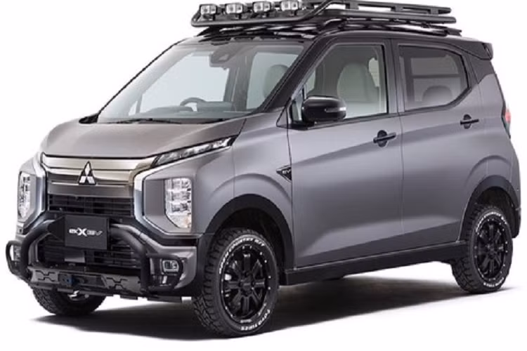 Được gọi bằng cái tên Mitsubishi eK Cross EV Smooth x Tough, chiếc xe độ này mang trên mình phong cách thiết kế off-road, sẵn sàng hòa mình vào thiên nhiên hoang dã. Hãng Mitsubishi đã bổ sung những phụ kiện mới cho chiếc ô tô điện này như thanh bảo vệ cản trước, móc kéo trên đầu xe và phía sau.