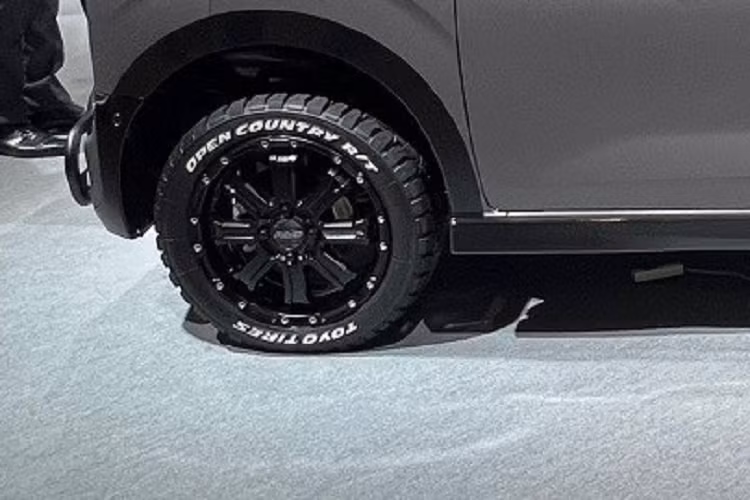 Với sạc chậm AC, thời gian sạc đầy pin sẽ là 8 tiếng đồng hồ. Với sạc nhanh DC, thời gian tăng dung lượng pin lên 80% là 40 phút. Người lái cũng có thể dùng Mitsubishi eK Cross EV để cung cấp điện cho ngôi nhà mình trong thời gian 1 ngày.