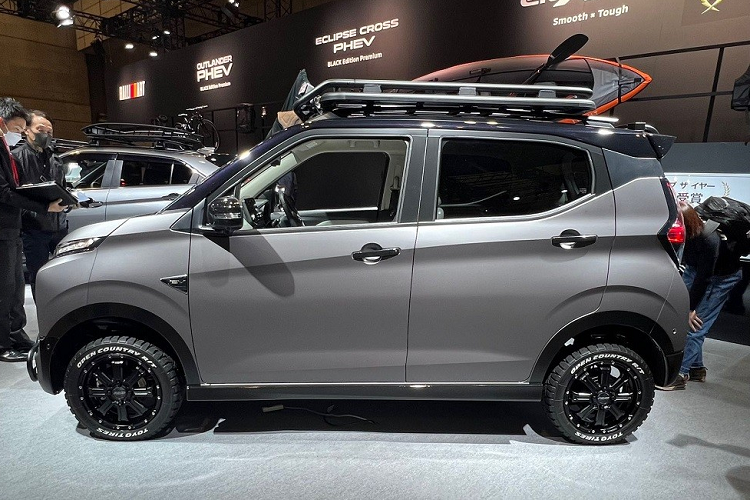 Điểm nhấn còn lại của Mitsubishi eK Cross EV Smooth x Tough nằm ở màu sơn ngoại thất. Theo đó, phần thân xe được sơn màu xám nhám trong khi nóc lại sơn màu đen bóng. Khác với ngoại thất, thiết kế nội thất của chiếc Mitsubishi eK Cross EV Smooth x Tough không thay đổi so với xe nguyên bản.