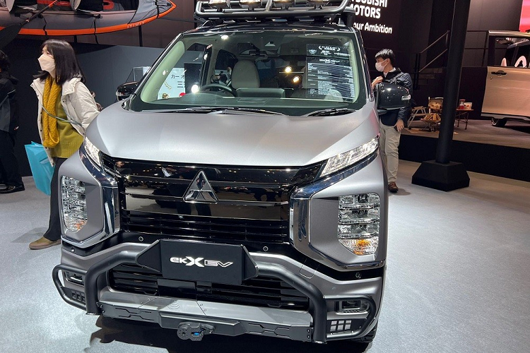 Trong khi đó, phần nóc của chiếc Mitsubishi eK Cross EV Smooth x Tough chạy điện có thêm baga nóc mới, tích hợp 4 chiếc đèn. Chưa dừng ở đó, chiếc ôtô điện độ này còn có thêm bộ vành hợp kim 8 chấu sơn màu đen bóng. Bộ vành đi với lốp chạy mọi địa hình mới.