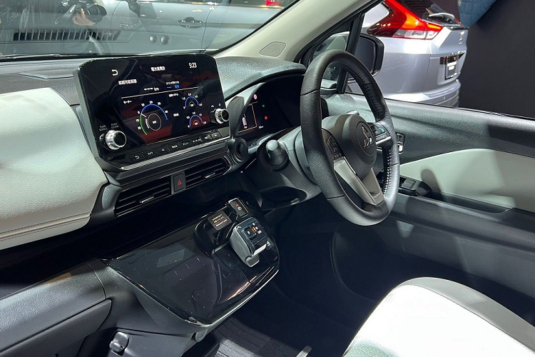 Thuộc phân khúc xe kei car với kích thước nhỏ, bao gồm chiều dài 3.400 mm, chiều rộng 1.480 mm, chiều cao 1.660 mm và chiều dài cơ sở 2.500 mm, mẫu ô tô điện Mitsubishi eK Cross EV được trang bị nội thất 4 chỗ ngồi.