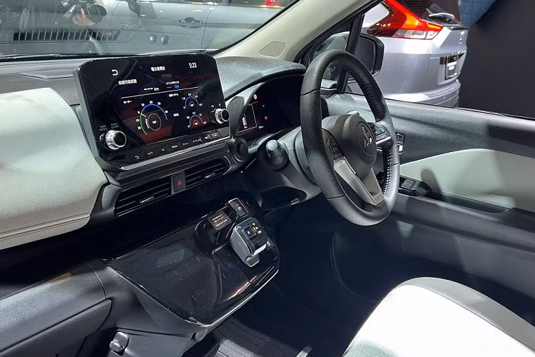 Thuộc phân khúc xe kei car với kích thước nhỏ, bao gồm chiều dài 3.400 mm, chiều rộng 1.480 mm, chiều cao 1.660 mm và chiều dài cơ sở 2.500 mm, mẫu ô tô điện Mitsubishi eK Cross EV được trang bị nội thất 4 chỗ ngồi.