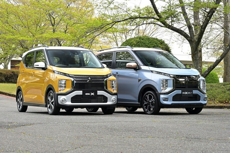 Bên trong mẫu ô tô điện này có vô lăng 3 chấu, tích hợp phím chức năng, bảng đồng hồ kỹ thuật số toàn phần với màn hình LCD 7 inch, màn hình thông tin giải trí 9 inch và cần số điều khiển điện tử. Nằm bên cạnh cần số là màn hình kỹ cảm ứng để chỉnh điều hòa. Ngoài ra, xe còn có phanh tay điện tử và tự động giữ phanh tạm thời.