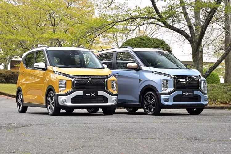 Bên trong mẫu ô tô điện này có vô lăng 3 chấu, tích hợp phím chức năng, bảng đồng hồ kỹ thuật số toàn phần với màn hình LCD 7 inch, màn hình thông tin giải trí 9 inch và cần số điều khiển điện tử. Nằm bên cạnh cần số là màn hình kỹ cảm ứng để chỉnh điều hòa. Ngoài ra, xe còn có phanh tay điện tử và tự động giữ phanh tạm thời.