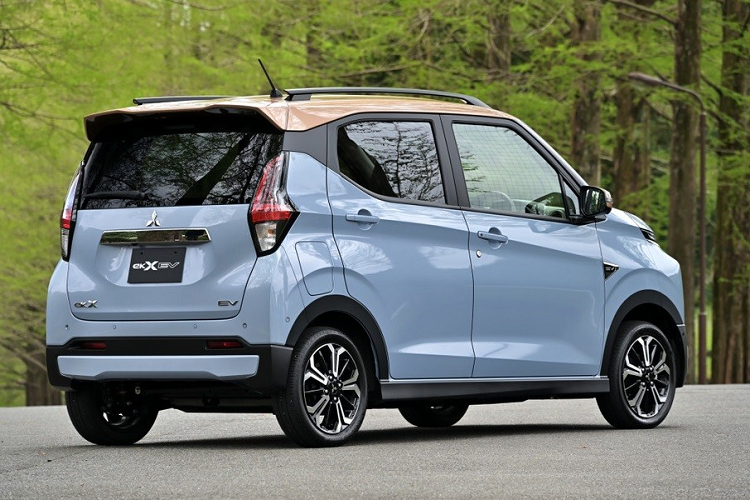 "Trái tim" của Mitsubishi eK Cross EV là mô-tơ điện chỉ mạnh 47 kW (63 mã lực) theo đúng quy định dành cho xe kei car và mô-men xoắn cực đại 195 Nm. Xe có 3 chế độ lái là Normal, Eco và Sports. Ngoài ra, xe còn có chế độ lái chỉ dùng bàn đạp ga để tăng/giảm tốc.