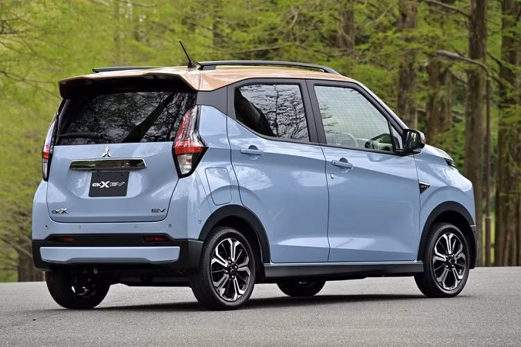 "Trái tim" của Mitsubishi eK Cross EV là mô-tơ điện chỉ mạnh 47 kW (63 mã lực) theo đúng quy định dành cho xe kei car và mô-men xoắn cực đại 195 Nm. Xe có 3 chế độ lái là Normal, Eco và Sports. Ngoài ra, xe còn có chế độ lái chỉ dùng bàn đạp ga để tăng/giảm tốc.