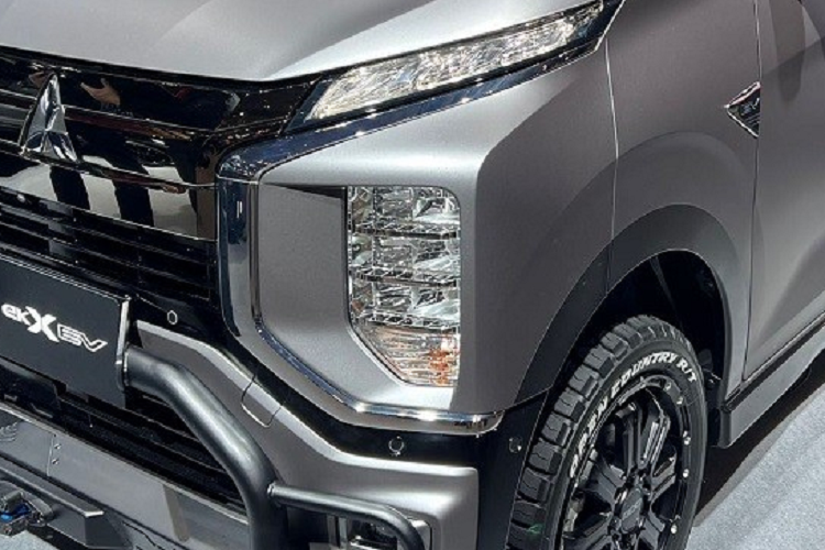 Ngoài ra, mẫu ôtô điện cỡ nhỏ này còn dùng cụm pin 20 kWh nên chỉ chạy được 180 km sau một lần sạc đầy. Hãng Mitsubishi tin rằng con số này là đủ để phục vụ nhu cầu đi lại hàng ngày của người dùng. Mitsubishi eK Cross EV có thể dùng cả sạc nhanh lẫn sạc chậm.