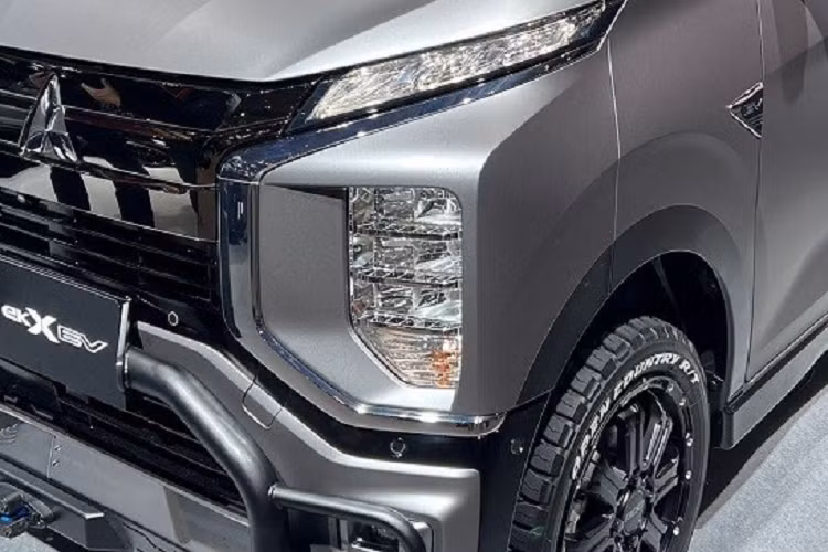 Ngoài ra, mẫu ôtô điện cỡ nhỏ này còn dùng cụm pin 20 kWh nên chỉ chạy được 180 km sau một lần sạc đầy. Hãng Mitsubishi tin rằng con số này là đủ để phục vụ nhu cầu đi lại hàng ngày của người dùng. Mitsubishi eK Cross EV có thể dùng cả sạc nhanh lẫn sạc chậm.