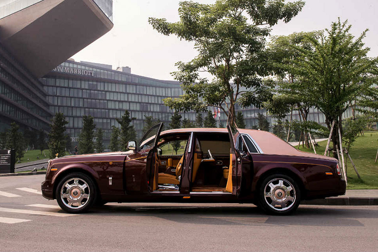 Người này cũng cho biết thêm chiếc Rolls-Royce Phantom Lửa thiêng sẽ sớm được mang ra đấu giá lần thứ 7 nhưng không chia sẻ gì về giá khởi điểm mới cũng như ngày đấu giá tiếp theo.