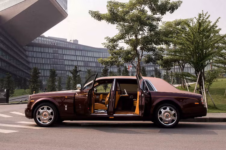 Người này cũng cho biết thêm chiếc Rolls-Royce Phantom Lửa thiêng sẽ sớm được mang ra đấu giá lần thứ 7 nhưng không chia sẻ gì về giá khởi điểm mới cũng như ngày đấu giá tiếp theo.