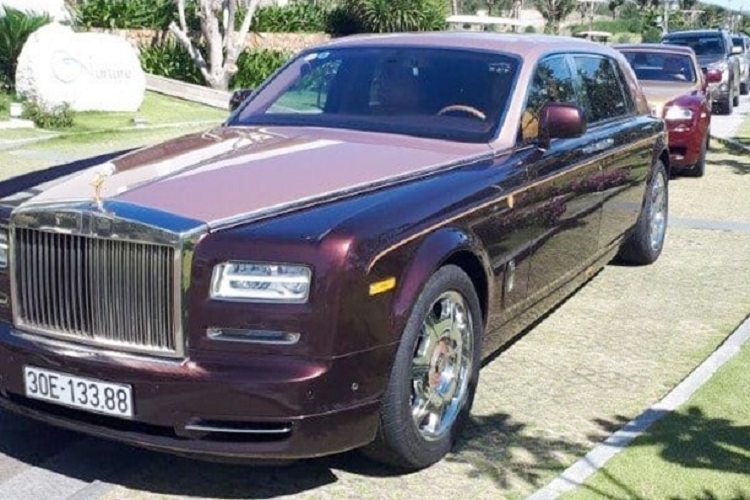 Câu chuyện về các buổi đấu giá hai chiếc xe siêu sang Rolls-Royce Phantom Lửa thiêng độc nhất Việt Nam từng thuộc sở hữu của ông Trịnh Văn Quyết, cựu Chủ tịch FLC, người đã bị Bộ Công An bắt giữ vào năm ngoái luôn nhận được sự quan tâm của cư dân mạng.