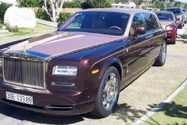 Câu chuyện về các buổi đấu giá hai chiếc xe siêu sang Rolls-Royce Phantom Lửa thiêng độc nhất Việt Nam từng thuộc sở hữu của ông Trịnh Văn Quyết, cựu Chủ tịch FLC, người đã bị Bộ Công An bắt giữ vào năm ngoái luôn nhận được sự quan tâm của cư dân mạng.