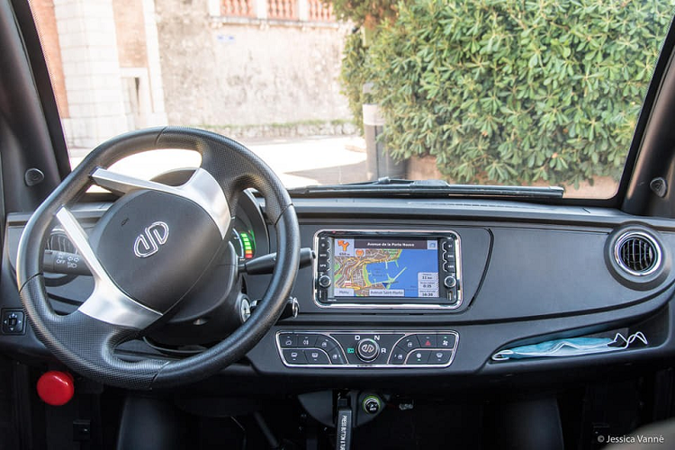 Màn hình của xe có thể được sử dụng để kiểm tra trạng thái pin và xem video MP4. Các lỗ thông gió hình tròn có viền sáng bóng. Nút báo động màu đỏ nằm ở phía bên trái, ngay phía sau vô lăng. Một vị trí bất thường, vì hầu hết các nút khẩn cấp đều được bố trí xung quanh bảng điều khiển trung tâm. Nút báo động sẽ tắt toàn bộ điện và cả xe.