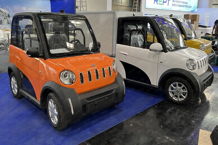Các hãng xe Trung Quốc luôn biết chiều lòng các khách hàng nội địa của mình bằng rất nhiều mẫu xe thuộc các phân khúc khác nhau, như chiếc ôtô điện Jiayuan Lingzu 2024 cỡ nhỏ này có giá bán chỉ bằng xe máy tại Việt Nam, điều này đã khiến doanh số nhiều hãng ôtô Trung Quốc bùng nổ dù chỉ mới ra mắt được vài năm. 