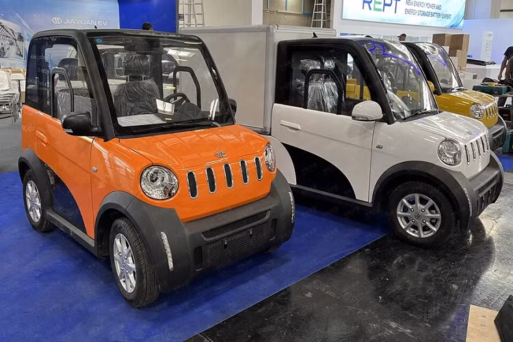 Các hãng xe Trung Quốc luôn biết chiều lòng các khách hàng nội địa của mình bằng rất nhiều mẫu xe thuộc các phân khúc khác nhau, như chiếc ôtô điện Jiayuan Lingzu 2024 cỡ nhỏ này có giá bán chỉ bằng xe máy tại Việt Nam, điều này đã khiến doanh số nhiều hãng ôtô Trung Quốc bùng nổ dù chỉ mới ra mắt được vài năm. 