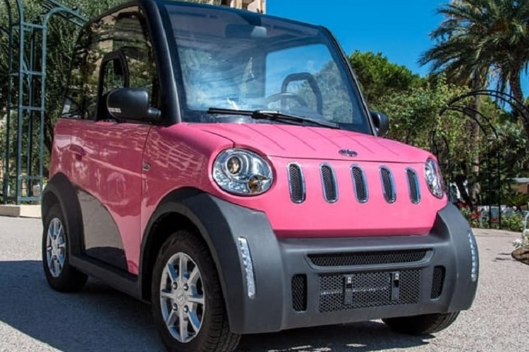 Về kích thước xe, chiều dài của nó chỉ là 2.245mm và chiều dài cơ sở là 1.500 mm. Nói về thiết kế, Jiayuan Lingzu của Trung Quốc có lưới tản nhiệt giống xe Jeep, cản trước lớn màu đen. Nội thất xe cũng đẹp mắt với đồng hồ kỹ thuật số trung tâm và màn hình LCD lớn ở bảng điều khiển trung tâm.