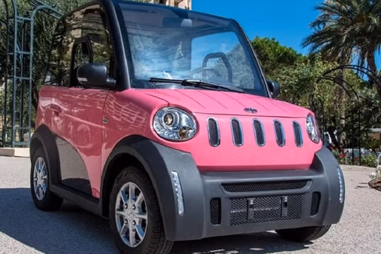 Về kích thước xe, chiều dài của nó chỉ là 2.245mm và chiều dài cơ sở là 1.500 mm. Nói về thiết kế, Jiayuan Lingzu của Trung Quốc có lưới tản nhiệt giống xe Jeep, cản trước lớn màu đen. Nội thất xe cũng đẹp mắt với đồng hồ kỹ thuật số trung tâm và màn hình LCD lớn ở bảng điều khiển trung tâm.