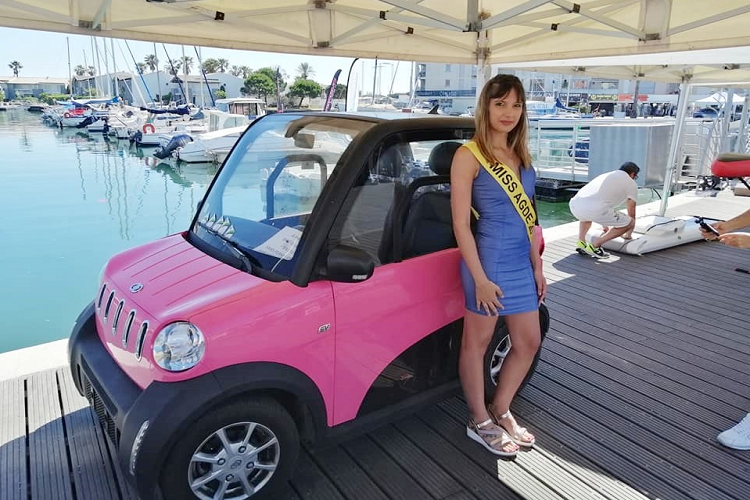 Lý do là ckhi được ra mắt vào 8 năm trước, mẫu Jiayuan Lingzu là chiếc xe điện hiếm hoi có cửa sổ lớn, tầm nhìn tốt, đèn pha tròn dễ thương và lưới tản nhiệt trung tâm kiểu thác nước thẳng, có nét độc đáo nhất định.