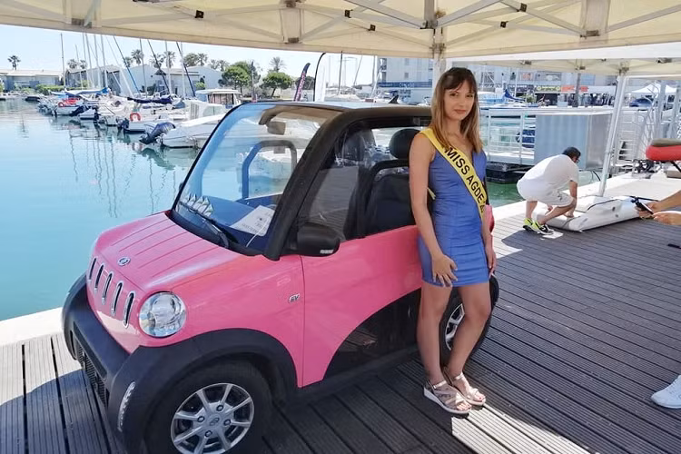 Lý do là ckhi được ra mắt vào 8 năm trước, mẫu Jiayuan Lingzu là chiếc xe điện hiếm hoi có cửa sổ lớn, tầm nhìn tốt, đèn pha tròn dễ thương và lưới tản nhiệt trung tâm kiểu thác nước thẳng, có nét độc đáo nhất định.