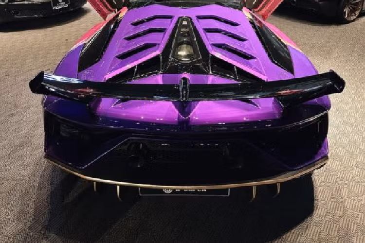 Hiện tại, Phan Công Khanh là người đại diện pháp luật của công ty TNHH Dịch vụ Thương mại K-Supper, chuyên kinh doanh ô tô hạng sang, thành lập ngày 7/1/2020 có địa chỉ tại số 44 Đường số 21, Khu Dân Cư Bình Hưng, Xã Bình Hưng, Huyện Bình Chánh, TP HCM. Bên cạnh đó, anh chàng này còn sở hữu một showroom ở số 6 đường Trần Hưng Đạo, quận 1 (TPHCM).